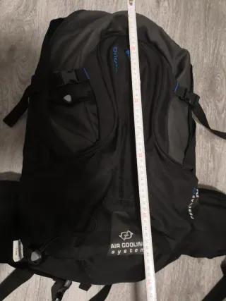 Mochila Quechua Forclaz 25L Negra y Azul