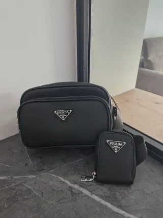 Riñonera Prada Negra con Monedero