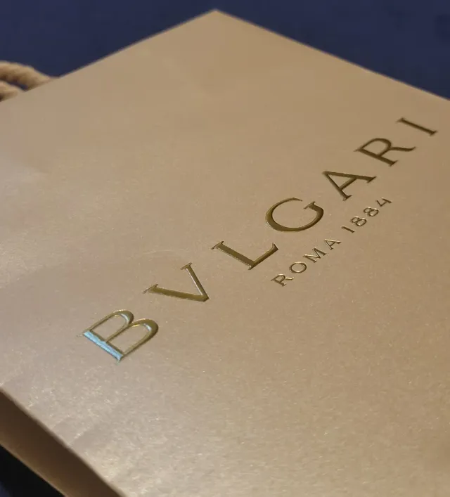 Bolsa Bvlgari dorada pequeña
