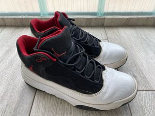 Zapatillas Jordan Negras y Blancas