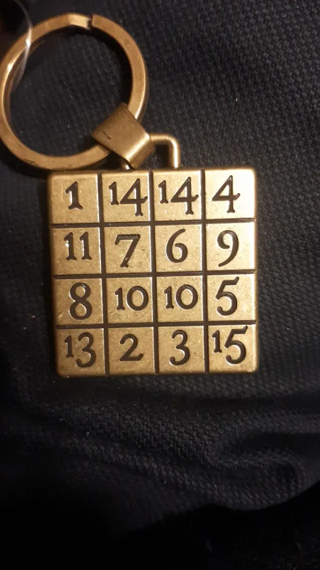 Llavero Cuadrado Mágico Dorado.