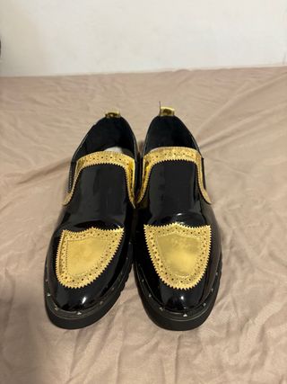 Zapatos negros y dorados charol