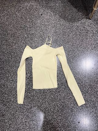 Camiseta Bershka amarilla hombros descubiertos