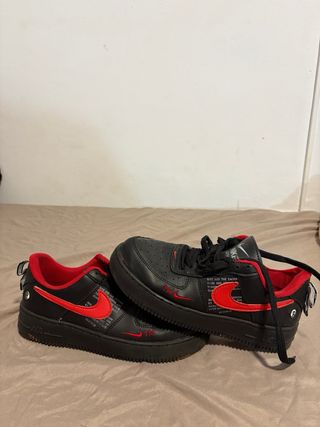 Nike Air Force 1 Negras y Rojas
