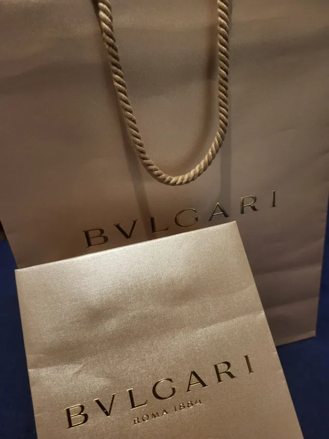 Conjunto Bolsas Bvlgari Doradas y Beige.