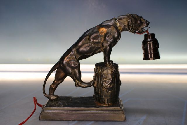 Lámpara de sobremesa león sobre barril de vino. Francia, 1930.