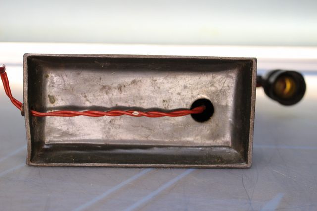 Lámpara de sobremesa león sobre barril de vino. Francia, 1930.