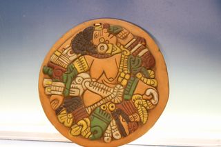 Reproducción en terracota de Coyolxauhqui diosa azteca.