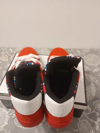 Zapatillas deportivas multicolor y rojas