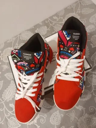 Zapatillas deportivas multicolor y rojas