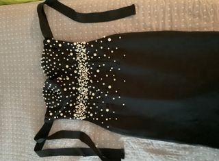 Vestido de fiesta negro con perlas