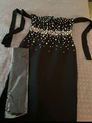 Vestido de fiesta negro con perlas
