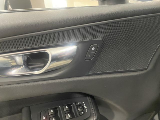 VOLVO XC60 XC60 2.0 B4 D Momentum Pro Auto