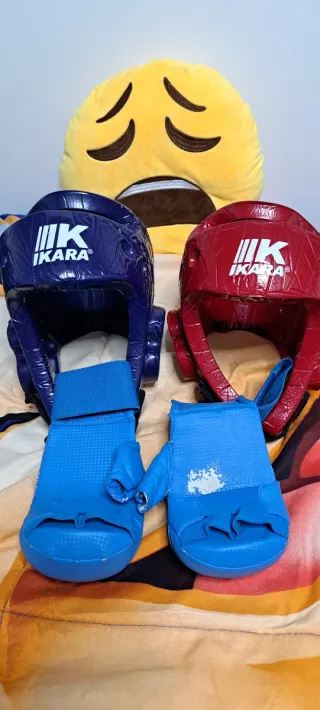 Casco y guantes karate IKARA