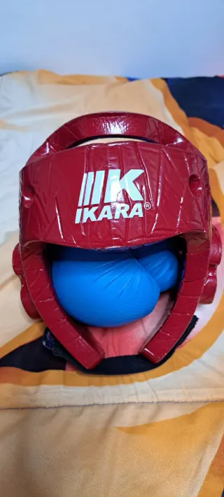Casco y guantes karate IKARA