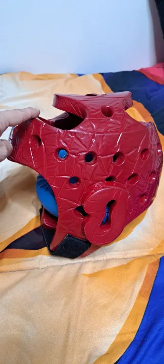 Casco y guantes karate IKARA
