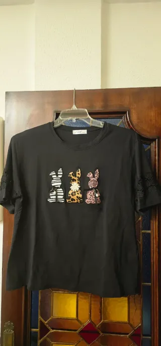 Camiseta negra con 3 conejitos bordados