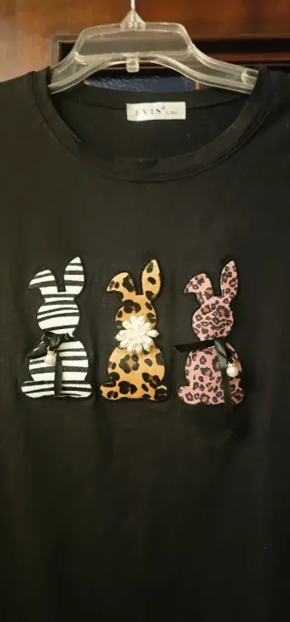 Camiseta negra con 3 conejitos bordados