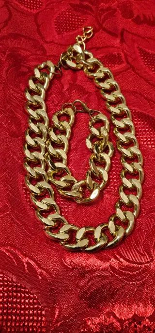 Collana e bracciale in metallo dorato