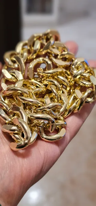 Collana e bracciale in metallo dorato