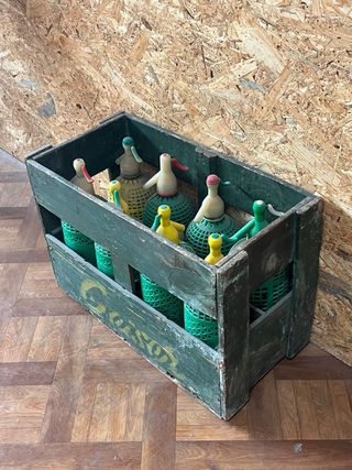 Caja antigua de botellas verdes