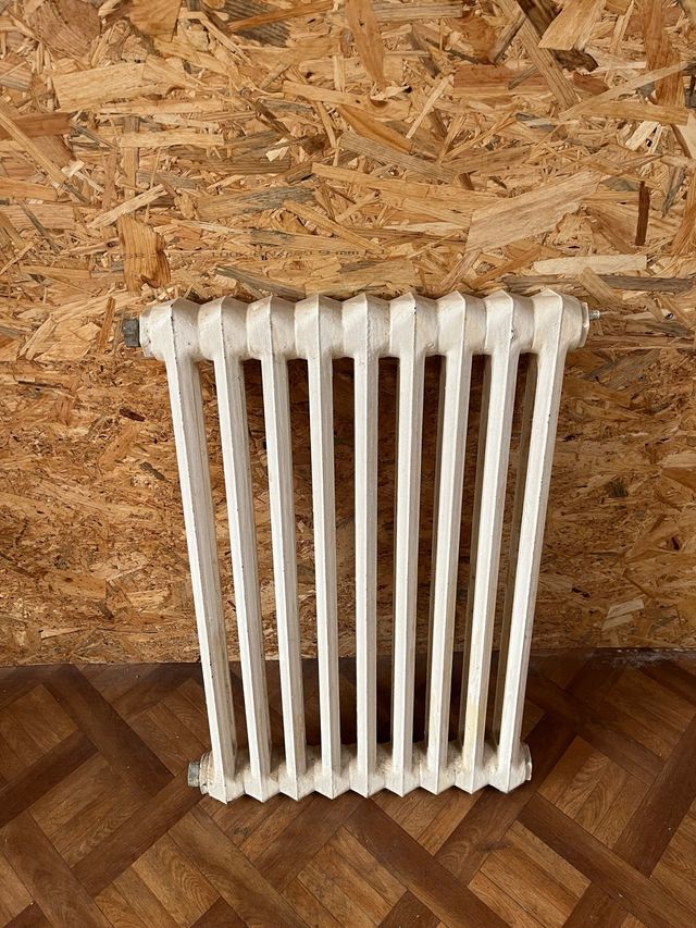 Radiador de metal blanco