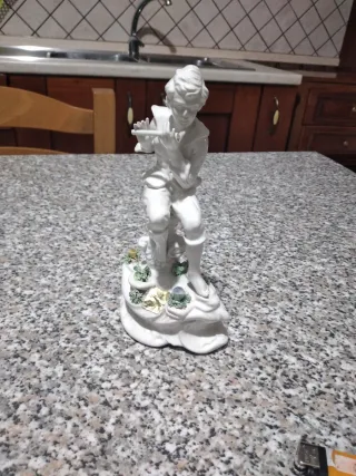 Statuetta vintage ragazzo con flauto