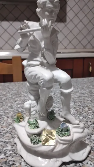 Statuetta vintage ragazzo con flauto