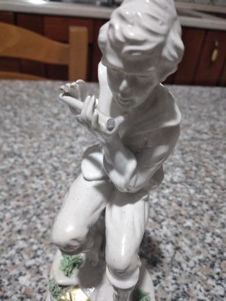 Statuetta vintage ragazzo con flauto
