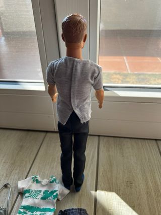 Bambola Ken (Barbie) in viaggio.