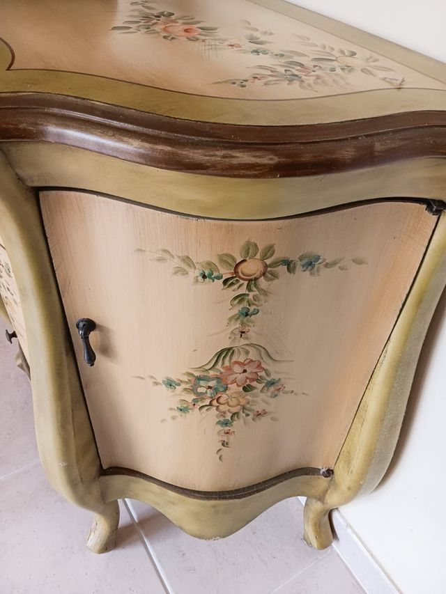 Mueble vintage pintado a mano