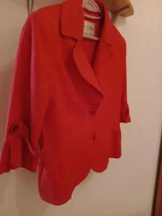 Americana Mujer Roja Talla Lventa en persona