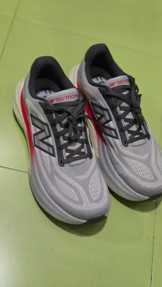 New Balance Fresh Foam More v6 Gris Rojo