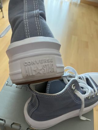 Zapatillas Converse grises y blancas