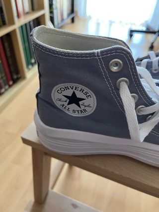 Zapatillas Converse grises y blancas