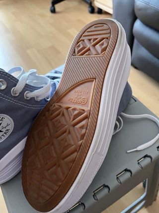 Zapatillas Converse grises y blancas