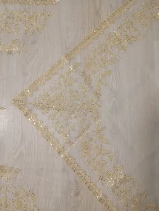 Manteletas doradas bordadas con lentejuelas