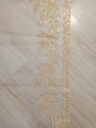 Manteletas doradas bordadas con lentejuelas