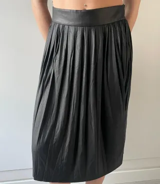 Falda negra efecto piel midi plisada