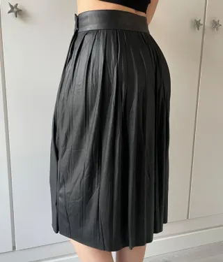 Falda negra efecto piel midi plisada