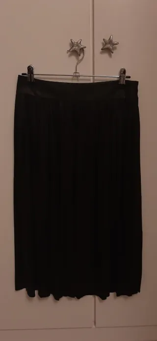 Falda negra efecto piel midi plisada
