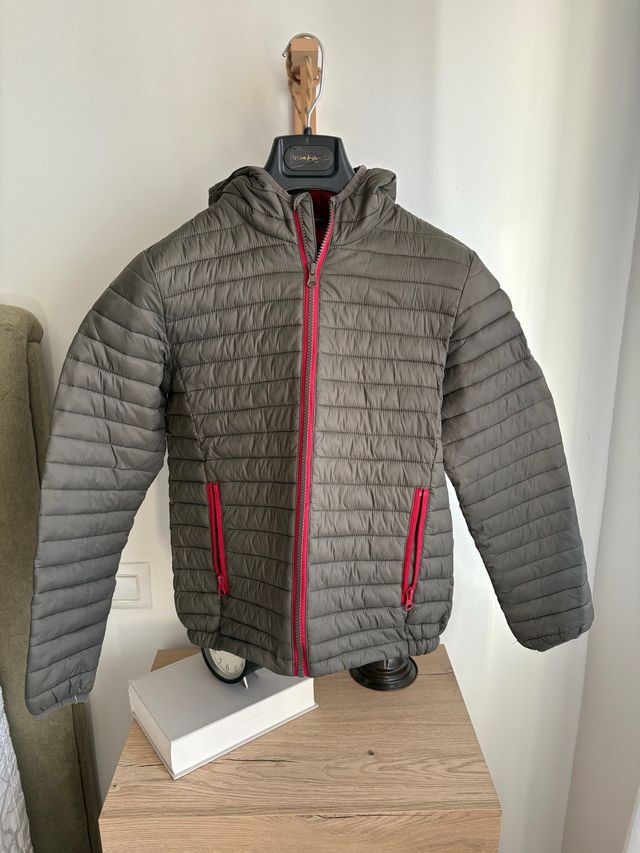 Chaqueta ligera gris con cremallera fucsia