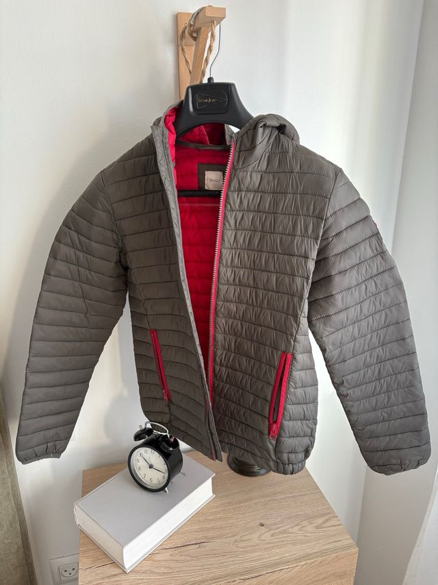 Chaqueta ligera gris con cremallera fucsia