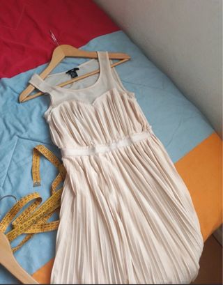 Vestido H&M Beige Plisado