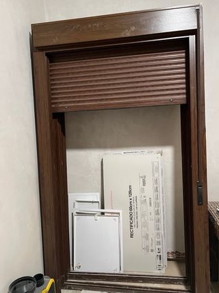 Puerta balconera con persiana