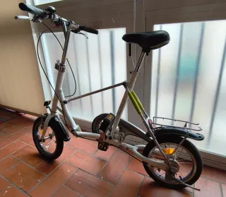 Bicicleta plegable blanca