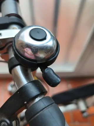 Bicicleta plegable blanca