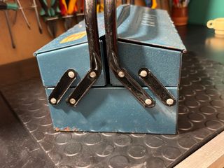 Caja de herramientas metálica azul