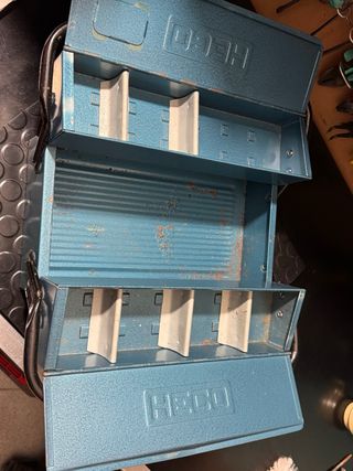 Caja de herramientas metálica azul