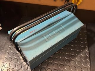 Caja de herramientas metálica azul